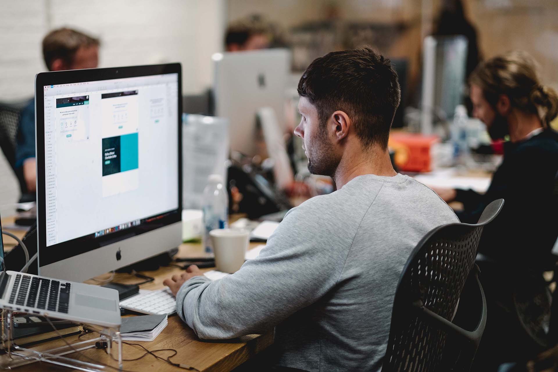 Editorial placeholder showing a creative professional at work in a shared studio